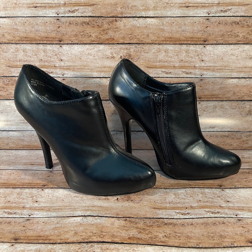 Ellemenno Black Heel Booties